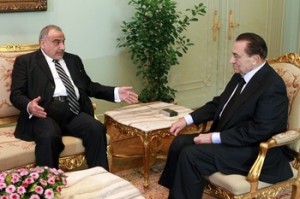 Hosni Mubarak (R) meets with Iraqi Vice-President Adel Abdel Mahdi